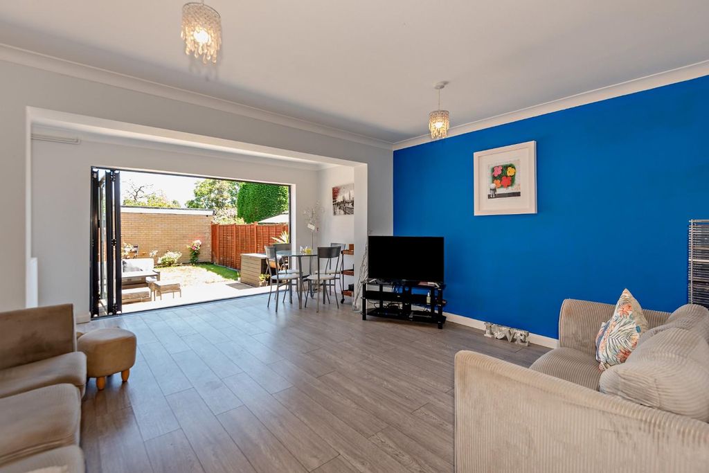 Property photo 2 of 16 8698104-Interior01-800.Jpg