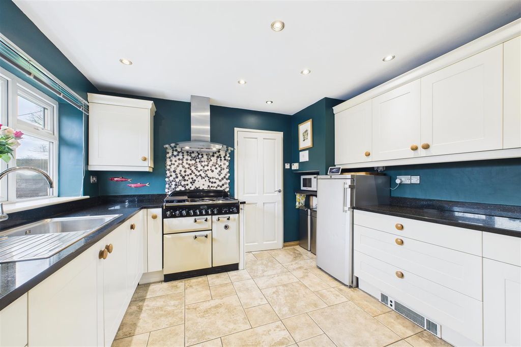 Property photo 3 of 27 Kitchen Diner