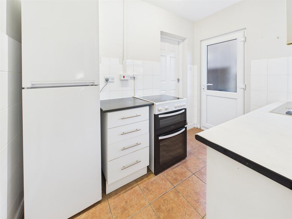 Property photo 3 of 8 Kitchen