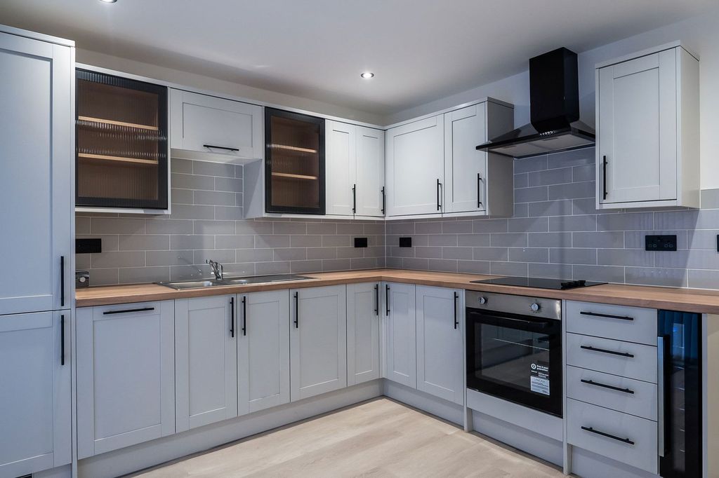 Property photo 3 of 25