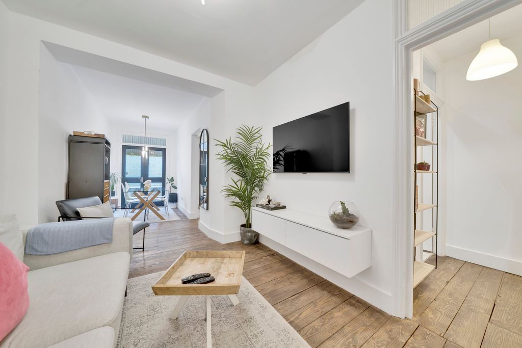 Property photo 1 of 11 Photo 01