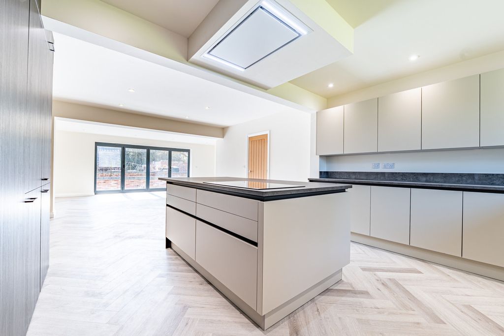 Property photo 2 of 27