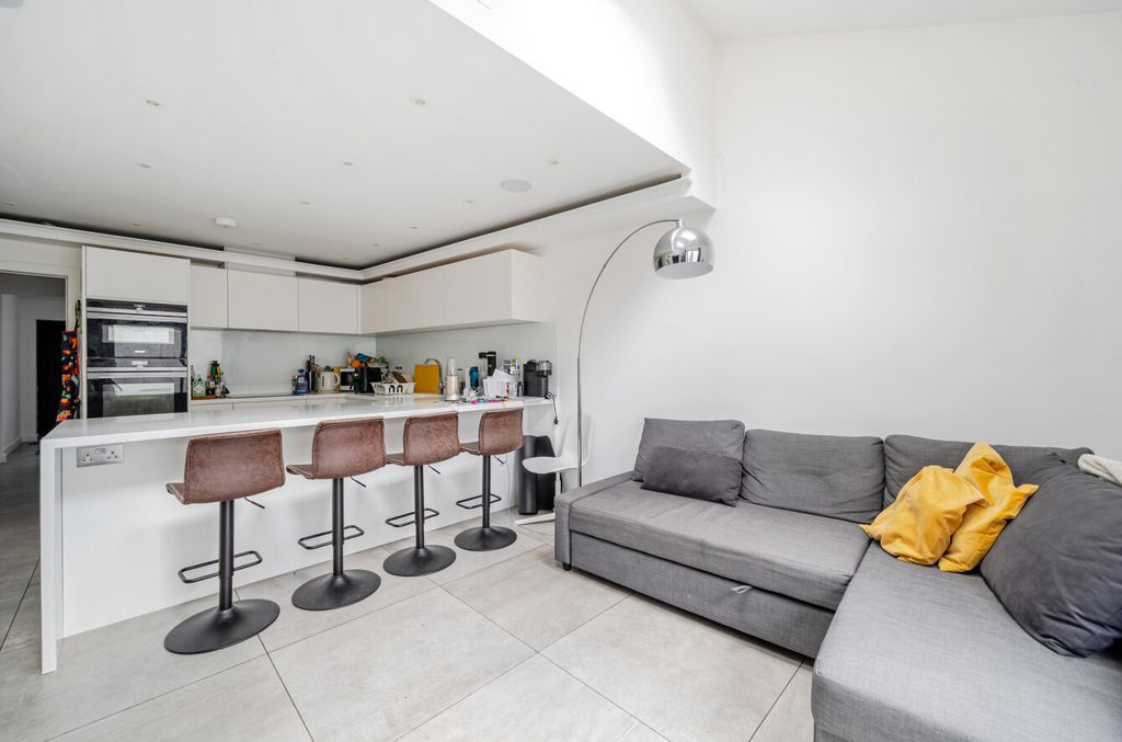 Property photo 1 of 12 1341402-12-689Df5...