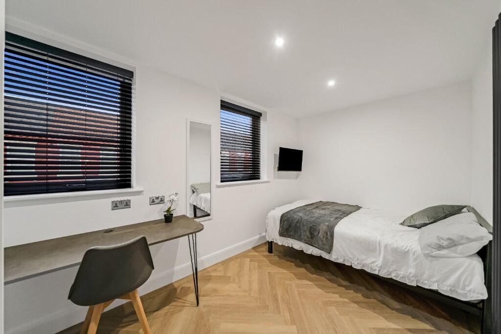 Property photo 3 of 10 A Bright And Tidy Student Bedroom Featuring A Sing...