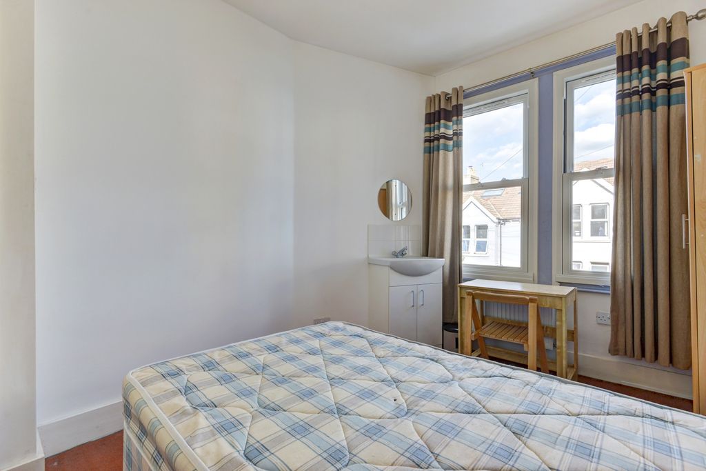 Property photo 2 of 17 A Bright And Spacious Master Bedroom Featuring A l...