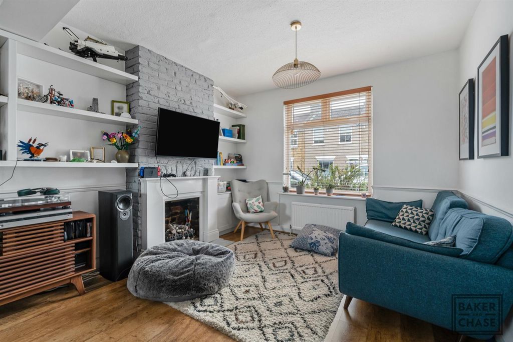 Property photo 3 of 29 Lounge