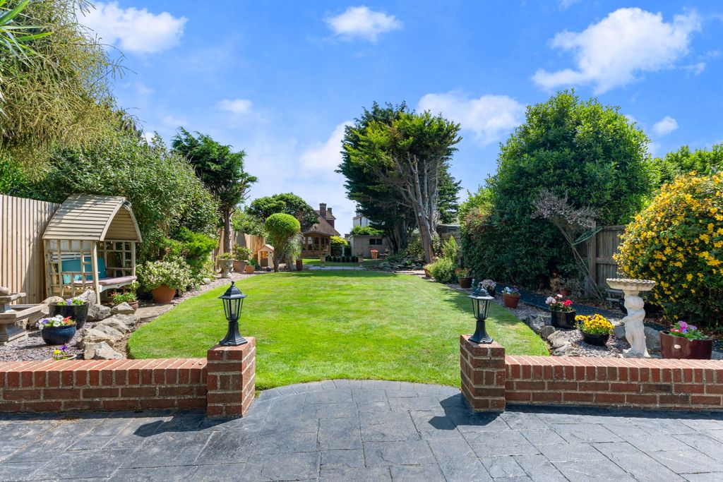 Property photo 2 of 27 10 Malvern Close Worthing-2