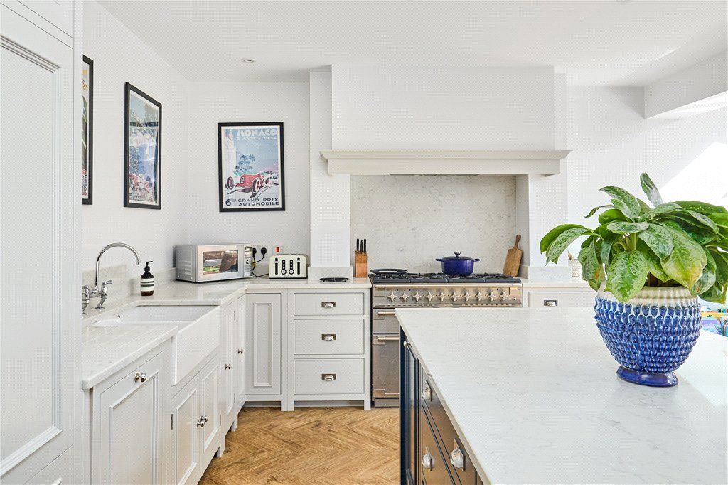 Property photo 2 of 18 Kitchen