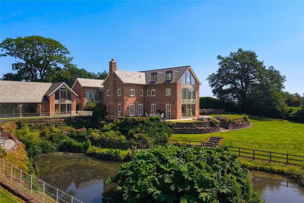 Property photo 2 of 45 Hollins House