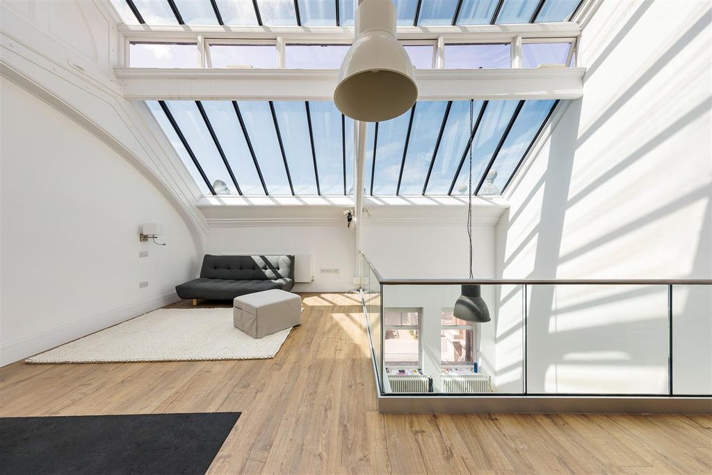 Property photo 2 of 23 Adelaide Road, E10