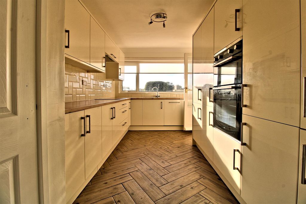 Property photo 3 of 39 Kitchen