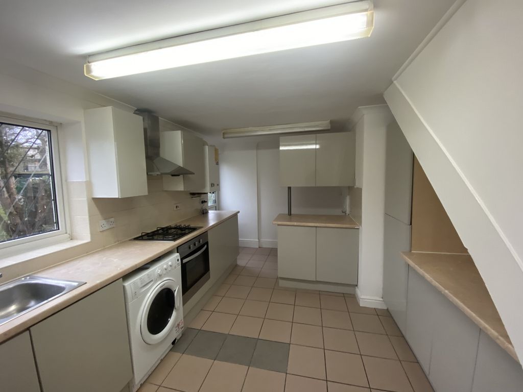 Property photo 3 of 14 Kitchen