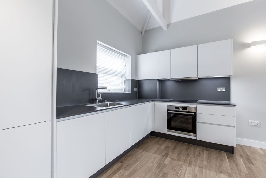 Property photo 3 of 10 Kitchen