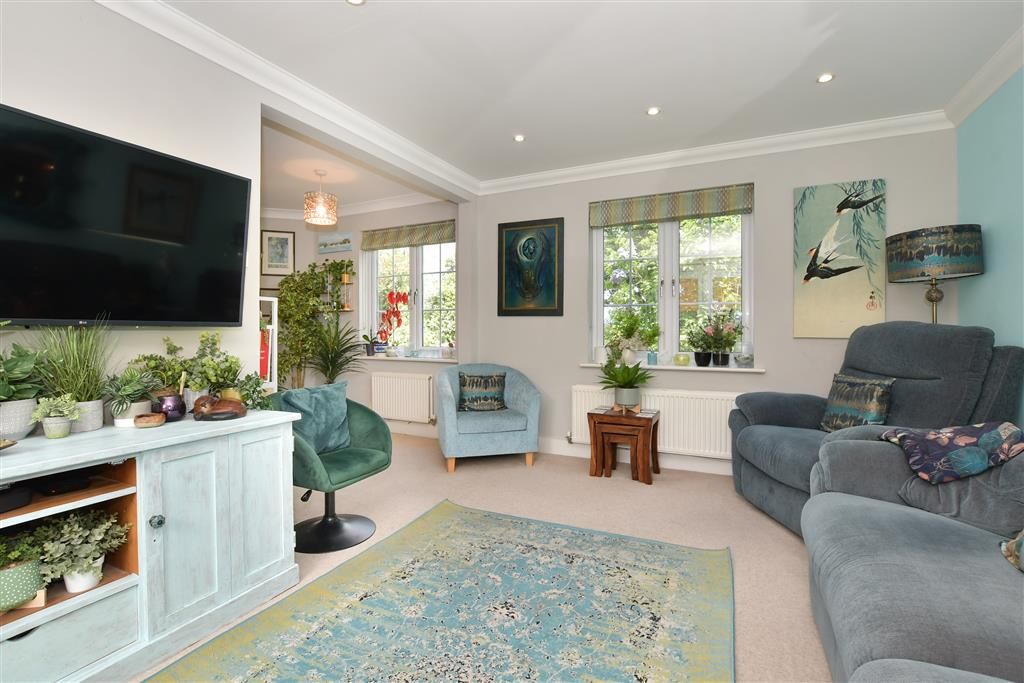Property photo 3 of 12 Lounge