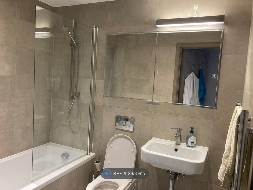 Property photo 3 of 9 Bathroom