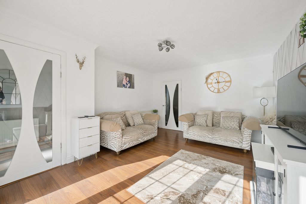 Property photo 3 of 19 Lounge