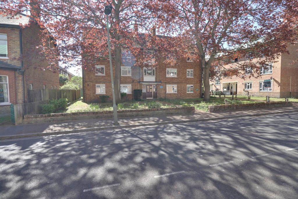 Property photo 1 of 10 2-Bedroom Flat With Long Lease In Bromley North