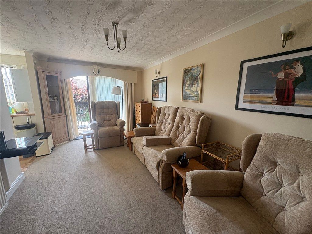 Property photo 3 of 9 Lounge