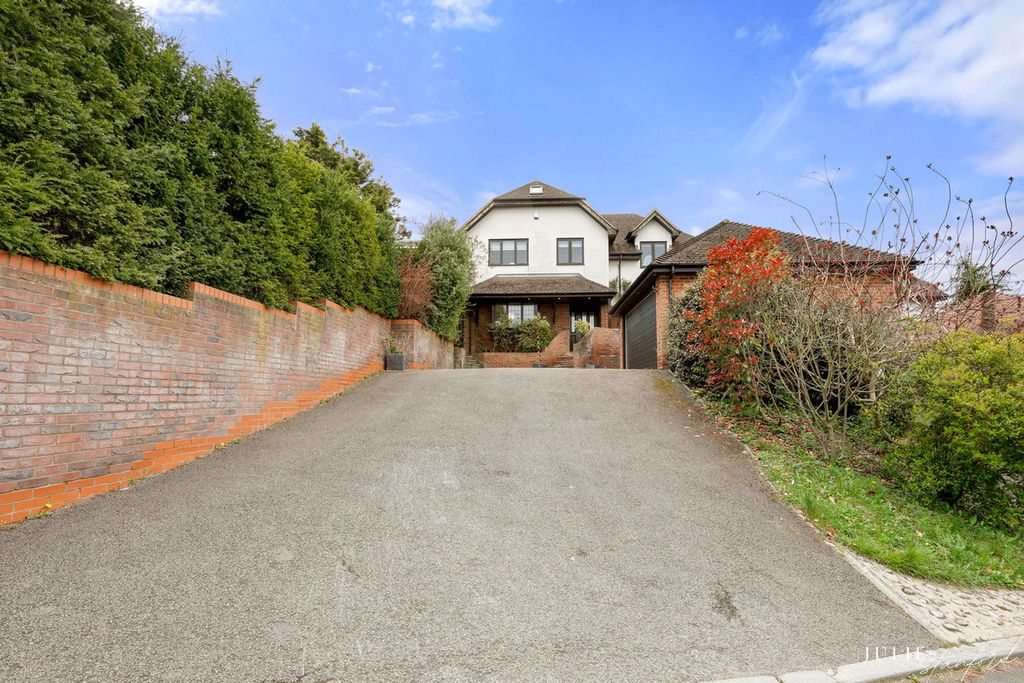 Property photo 1 of 28