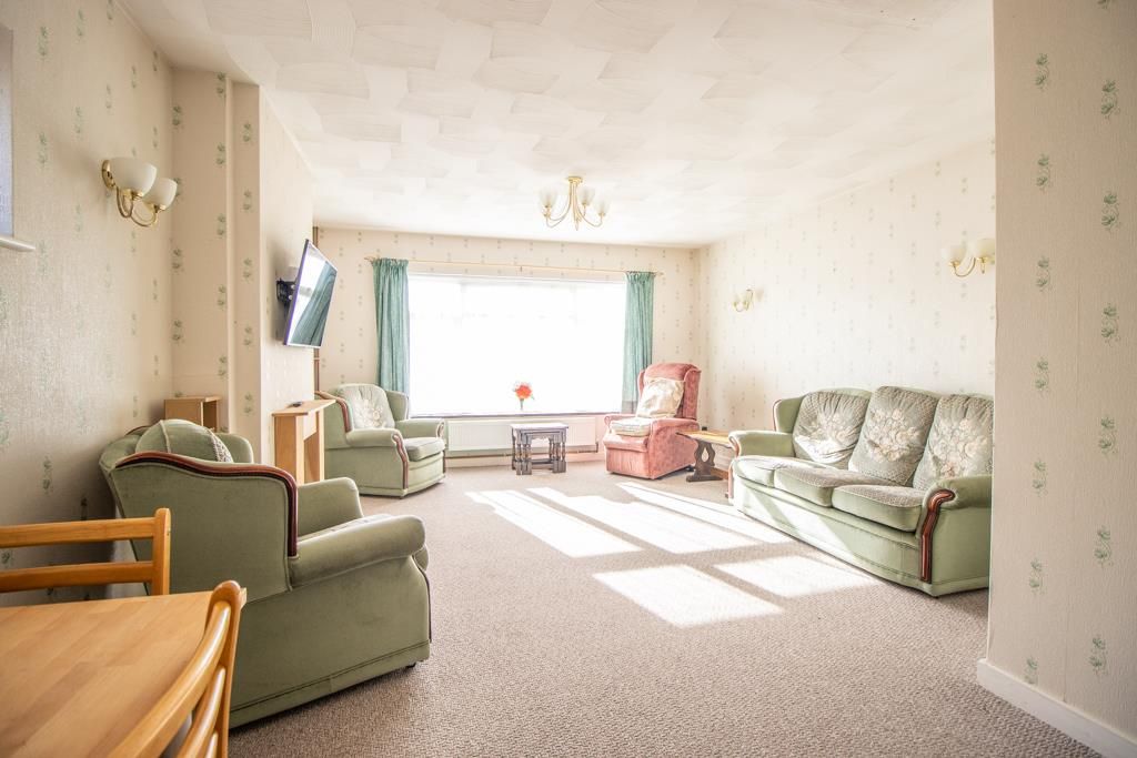 Property photo 3 of 13 Lounge