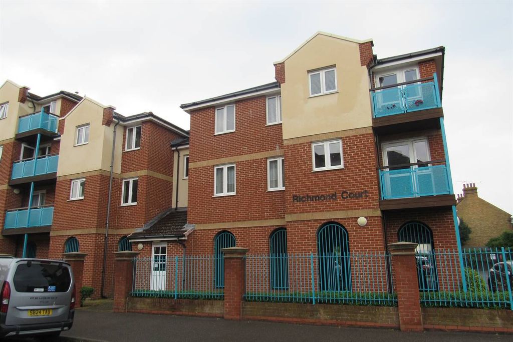 Property photo 2 of 28