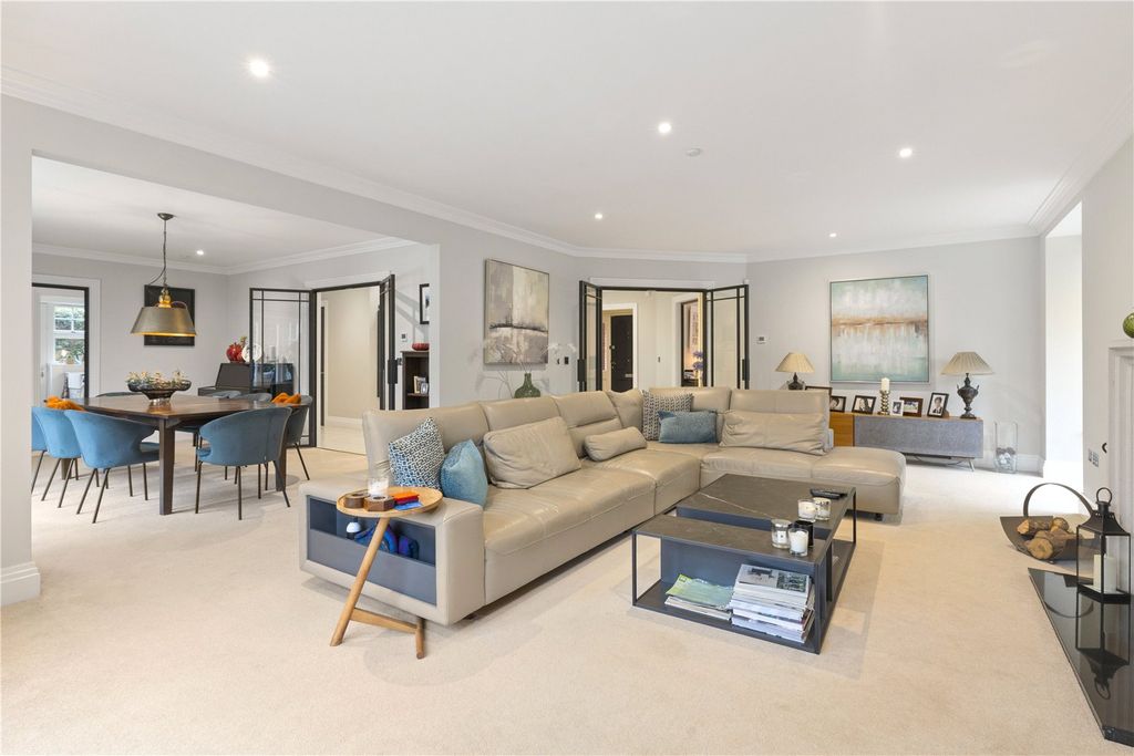 Property photo 2 of 18 Sitting Room