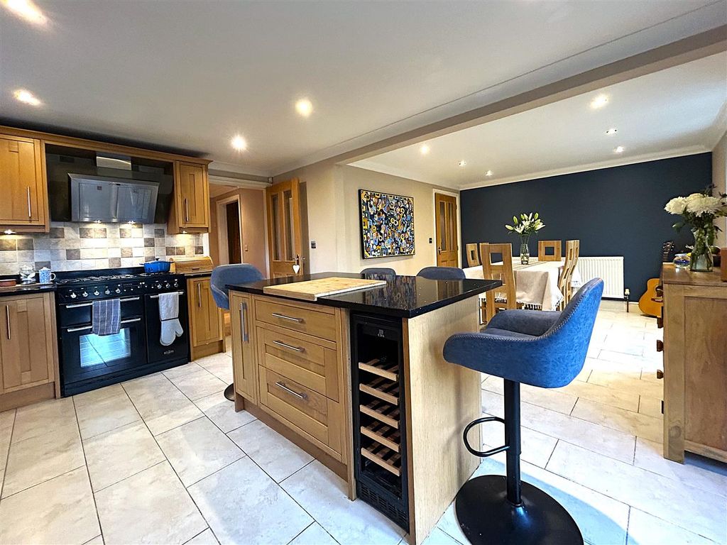 Property photo 2 of 33 Kitchen Diner