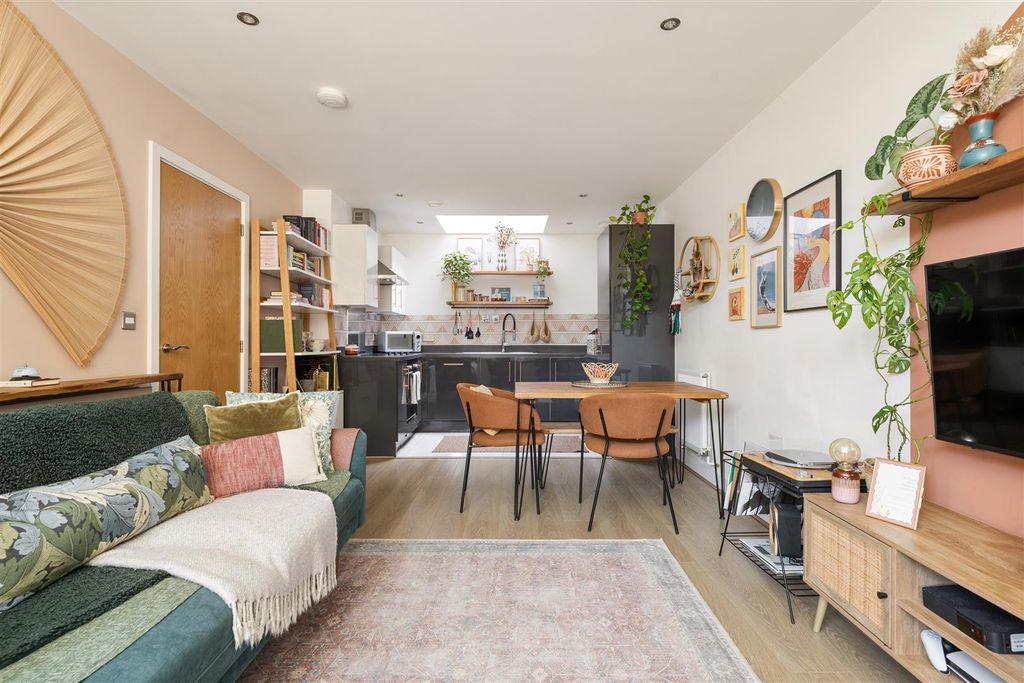 Property photo 1 of 22 Parade Gardens, E4