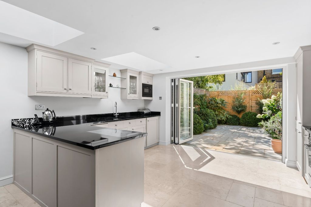 Property photo 3 of 11 Kitchen