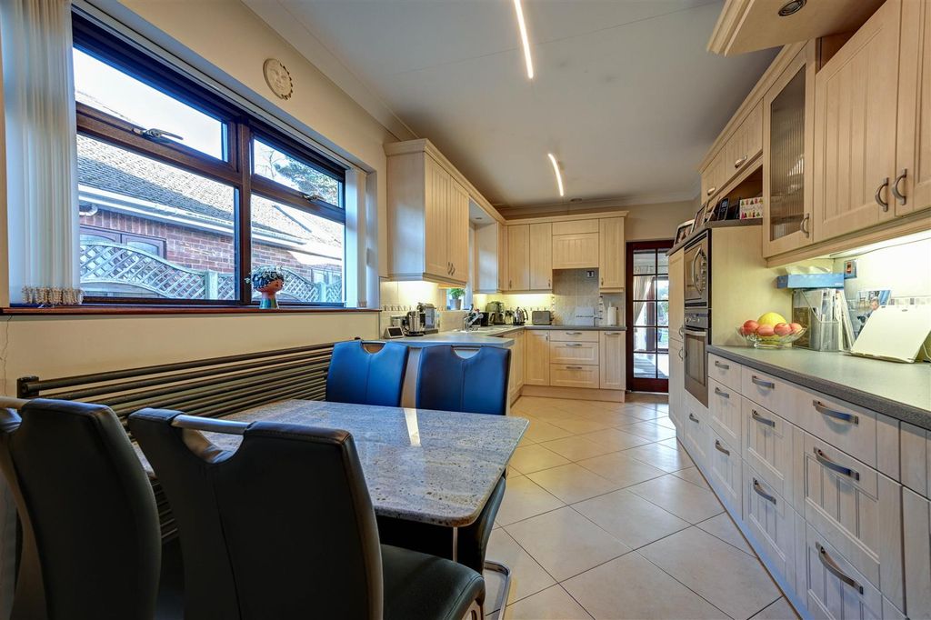 Property photo 3 of 23 Kitchen Breakfast Room (2).Jpg