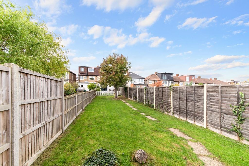 Property photo 3 of 20 Elmstead Gardens (12).Jpg