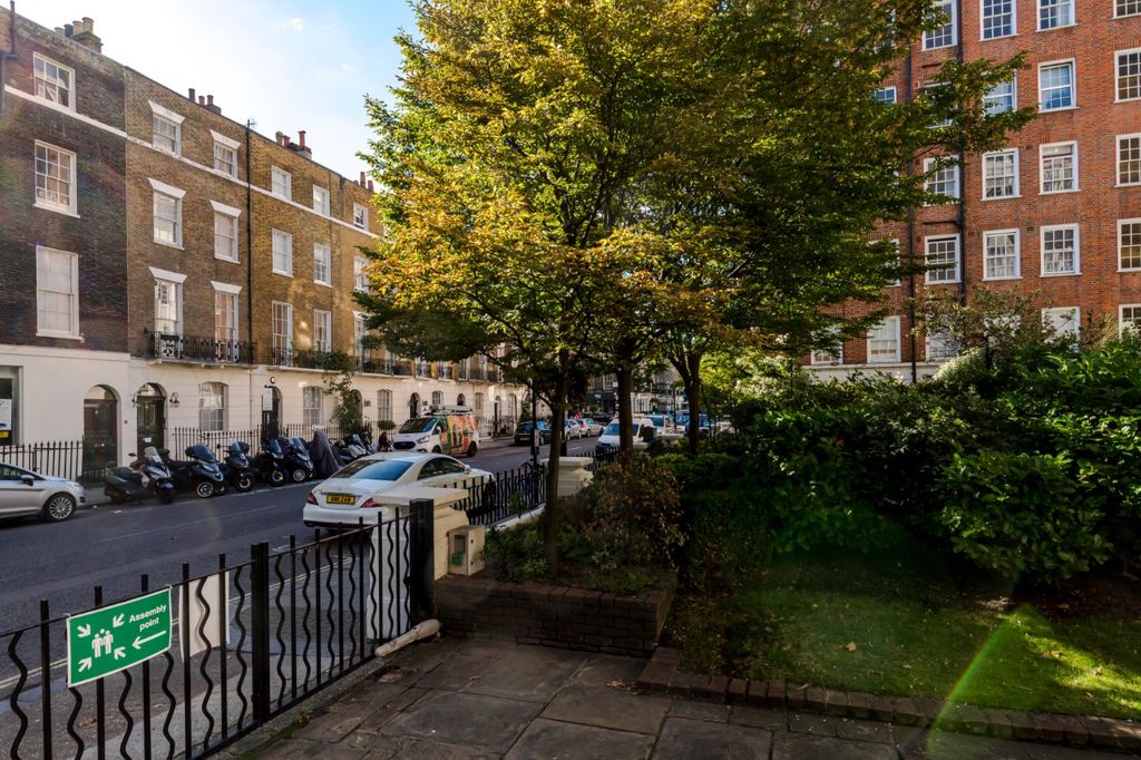 Property photo 3 of 24 Courtyard Shared Gdn