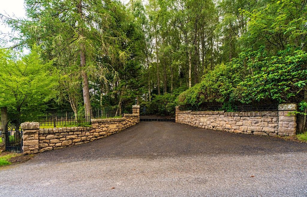 Property photo 3 of 20 Entrance Driveway