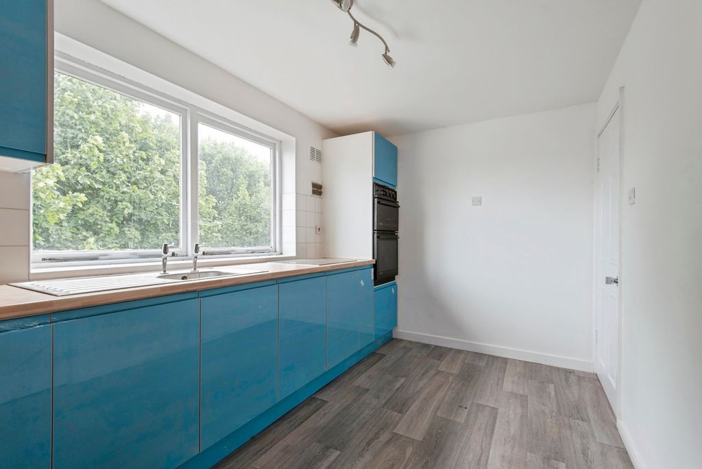 Property photo 3 of 17 Kitchen