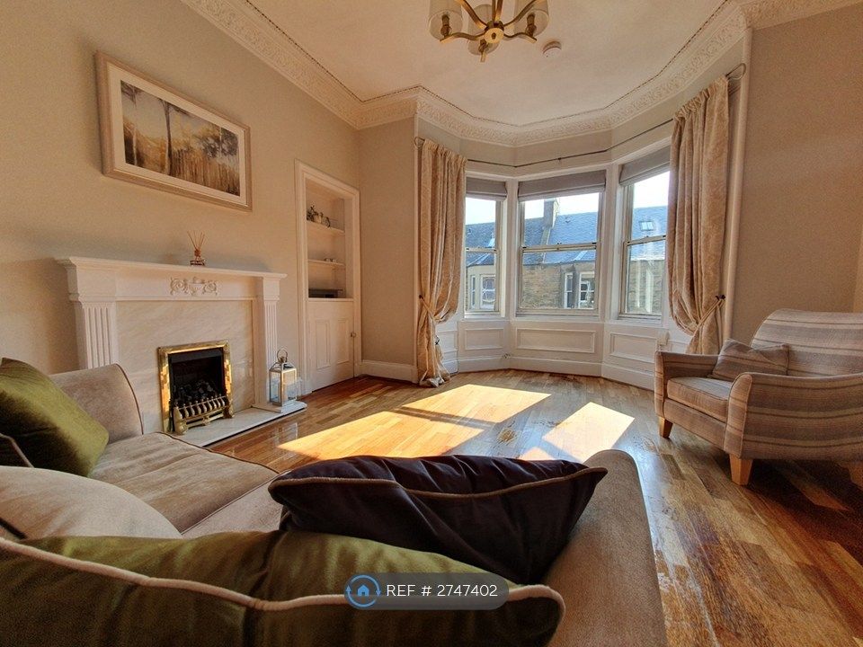 Property photo 1 of 35 Livingroom