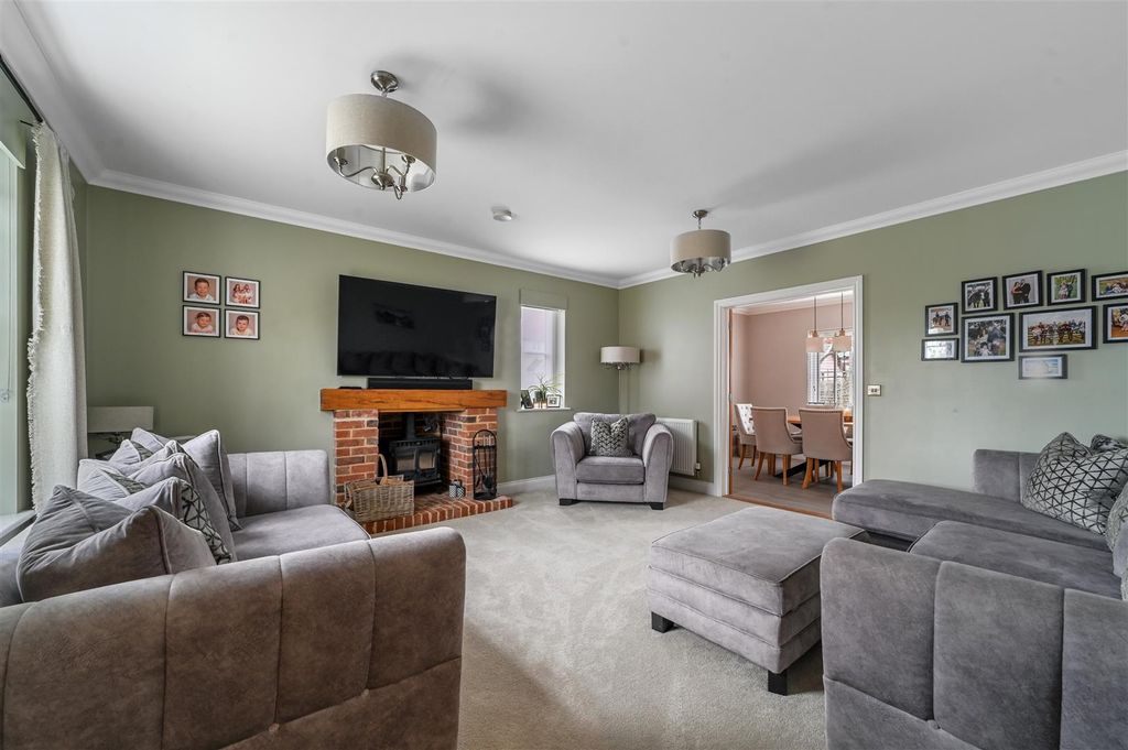 Property photo 2 of 18 Sitting Room