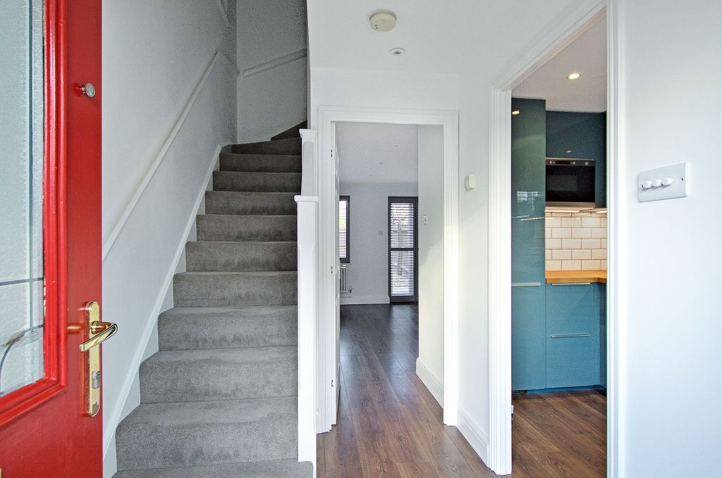 Property photo 2 of 10 Hallway