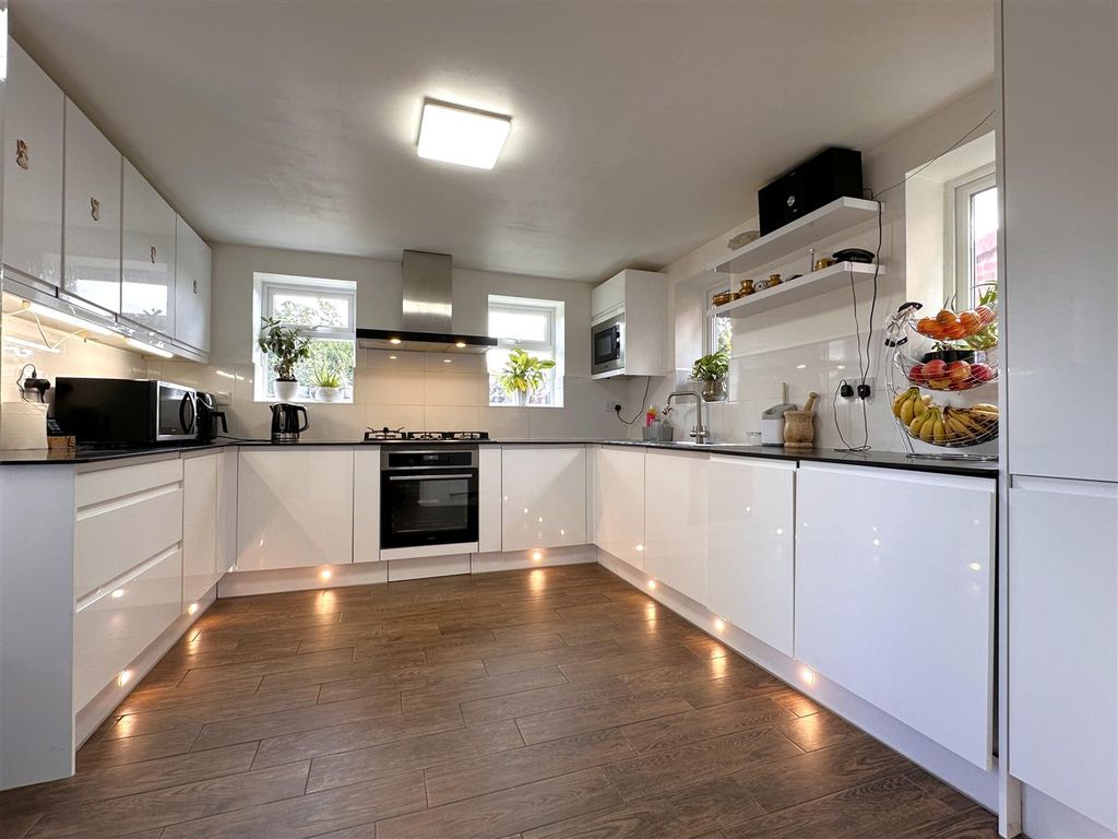 Property photo 2 of 17 Stunning Modern Kitchen 086