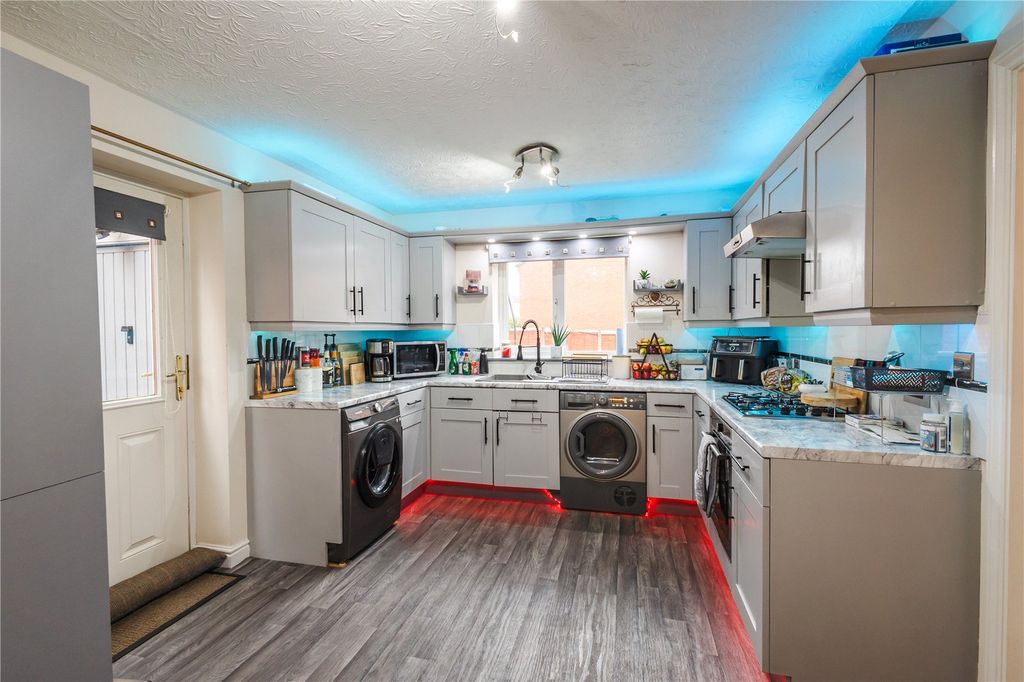 Property photo 2 of 27 Picture No. 13