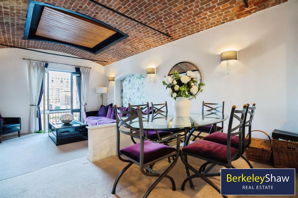 Property photo 2 of 19 Living/Dining Room (3)