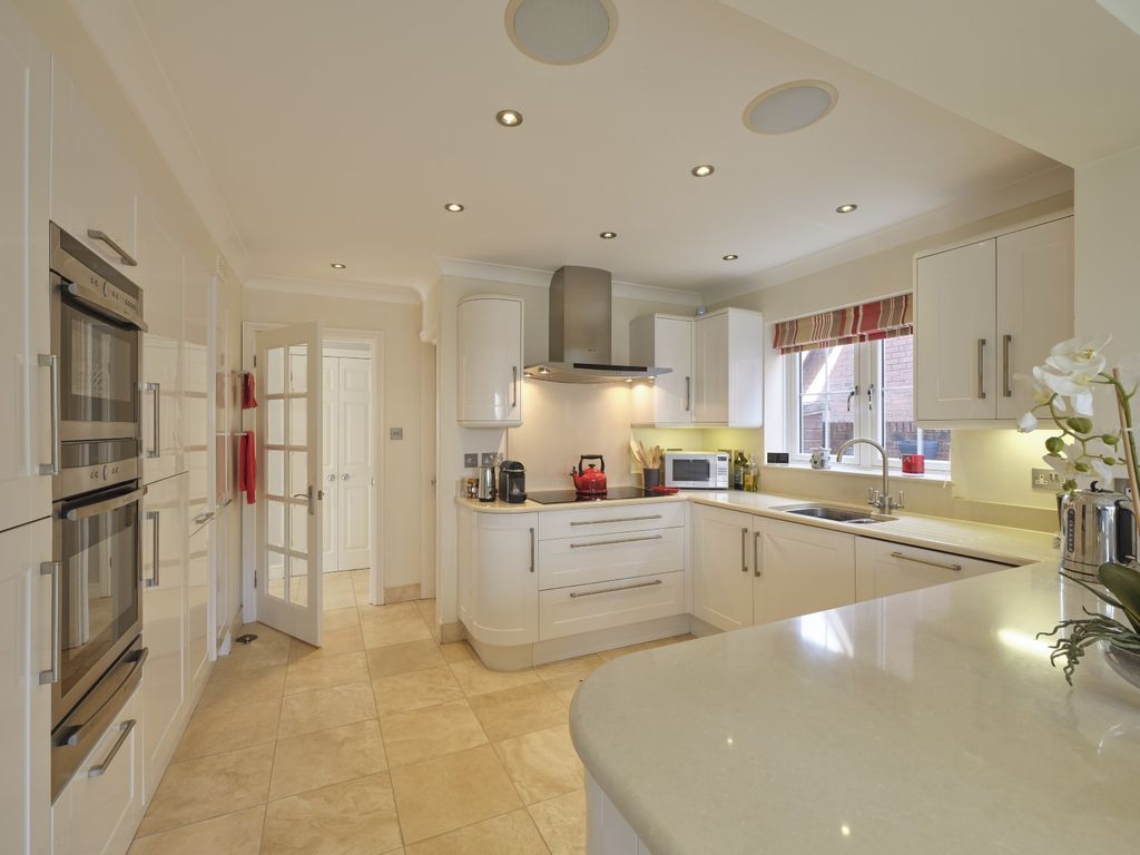 Property photo 2 of 25 Kitchen