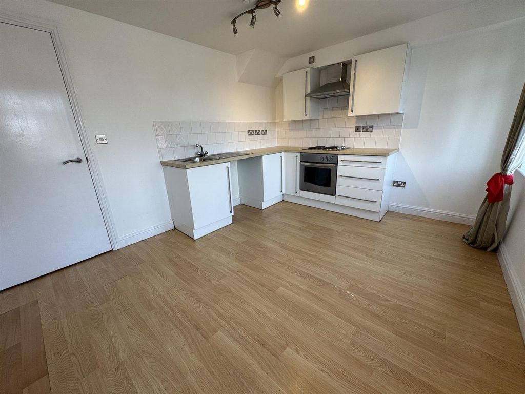 Property photo 1 of 6 Kitchen Diner