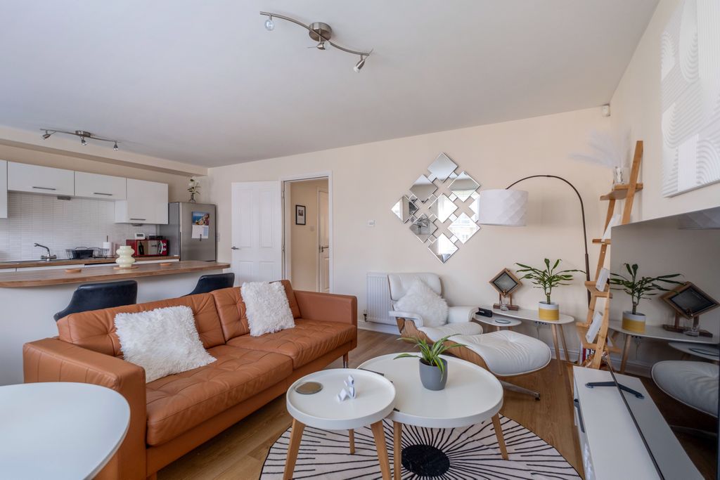 Property photo 2 of 28