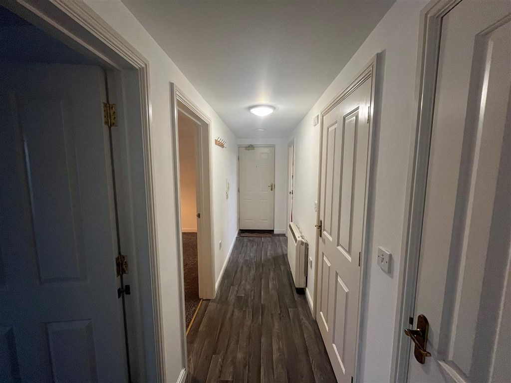 Property photo 2 of 11 Hallway