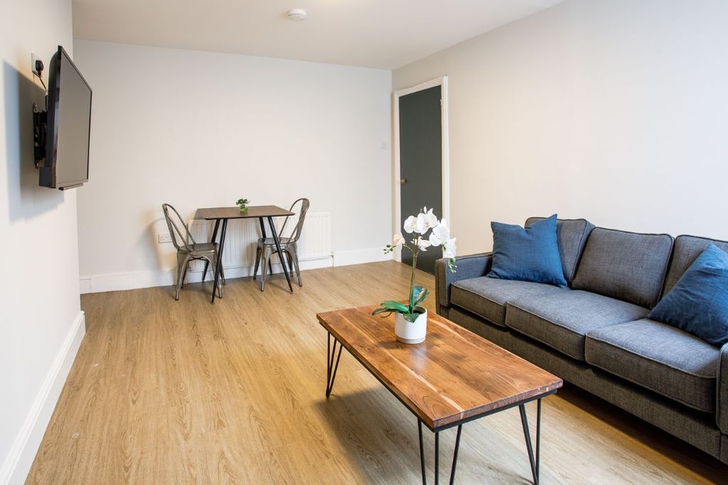 Property photo 1 of 6 124Hr - Living Area