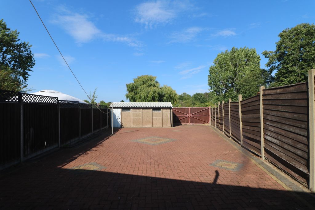 Property photo 3 of 11 Garden