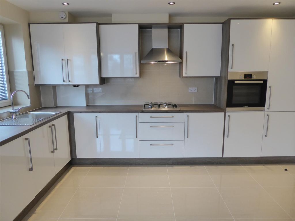 Property photo 3 of 12 Kitchen