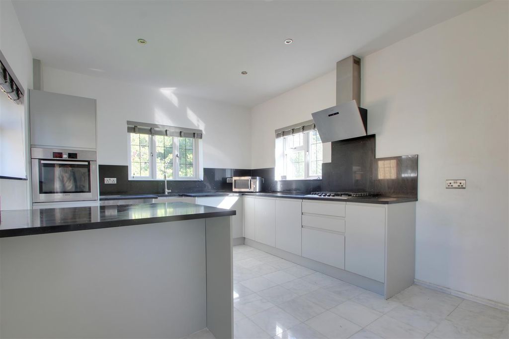 Property photo 2 of 16 Kitchen Breakfast Room