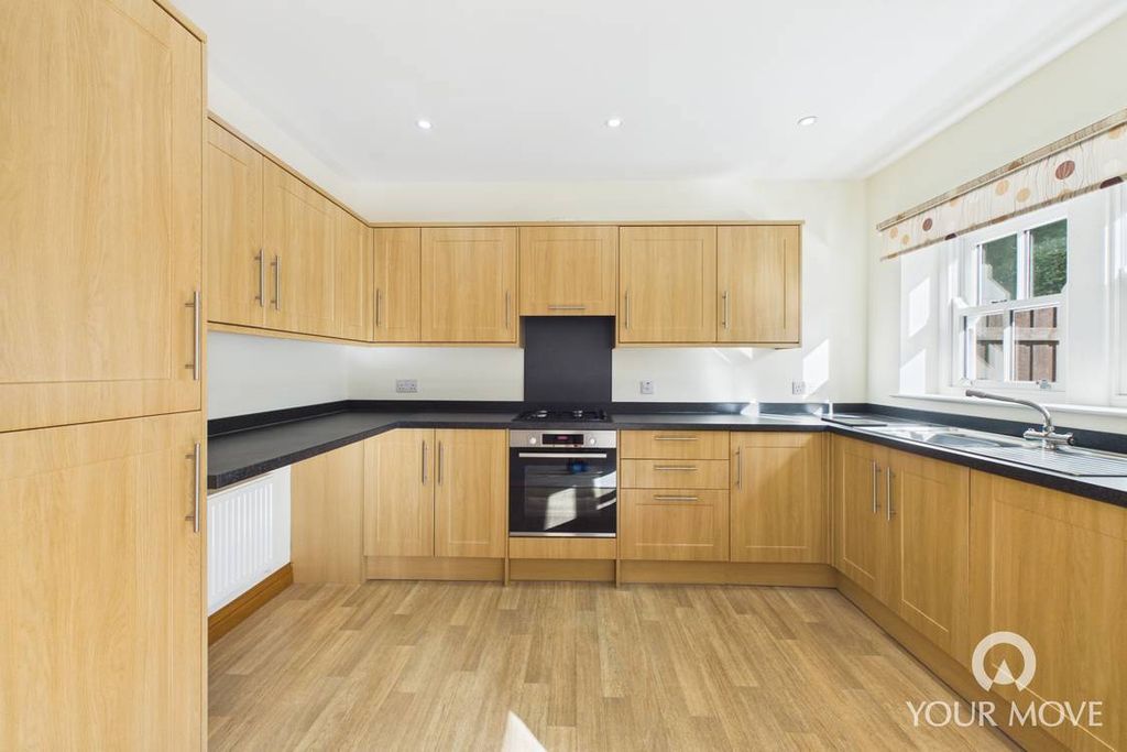Property photo 3 of 11 Kitchen
