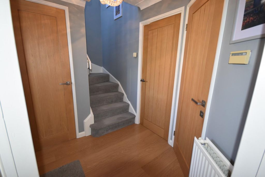 Property photo 3 of 33 Entrance Hall
